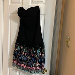 Black cocktail dress with a fun colors at the bottom. Size M by Elliatt.